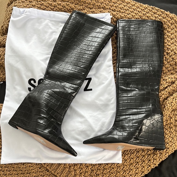 Stylish Black Croc-Embossed Knee-High Boots - Picture 5 of 9